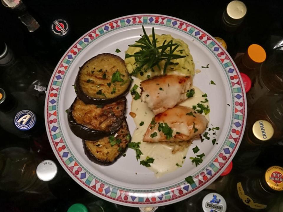 Hähnchenrouladen All'Italia mit gegrillten Auberginen und Kräuterpüree auf Thymiansoße