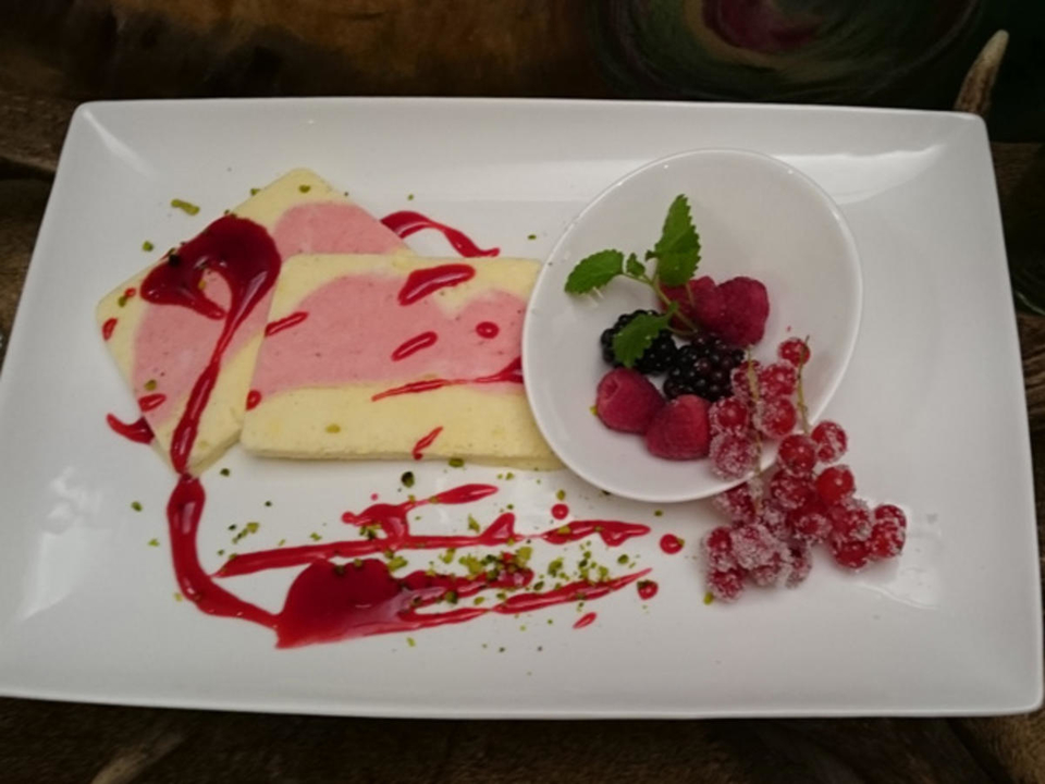 Johannisbeeren-Parfait an einem Fruchtspiegel