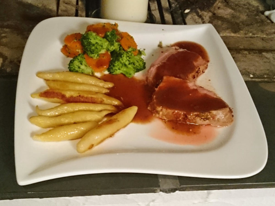 Kalbsfilet mit Kräuterkruste, Schupfnudeln, Soße und Gemüse der Saison
