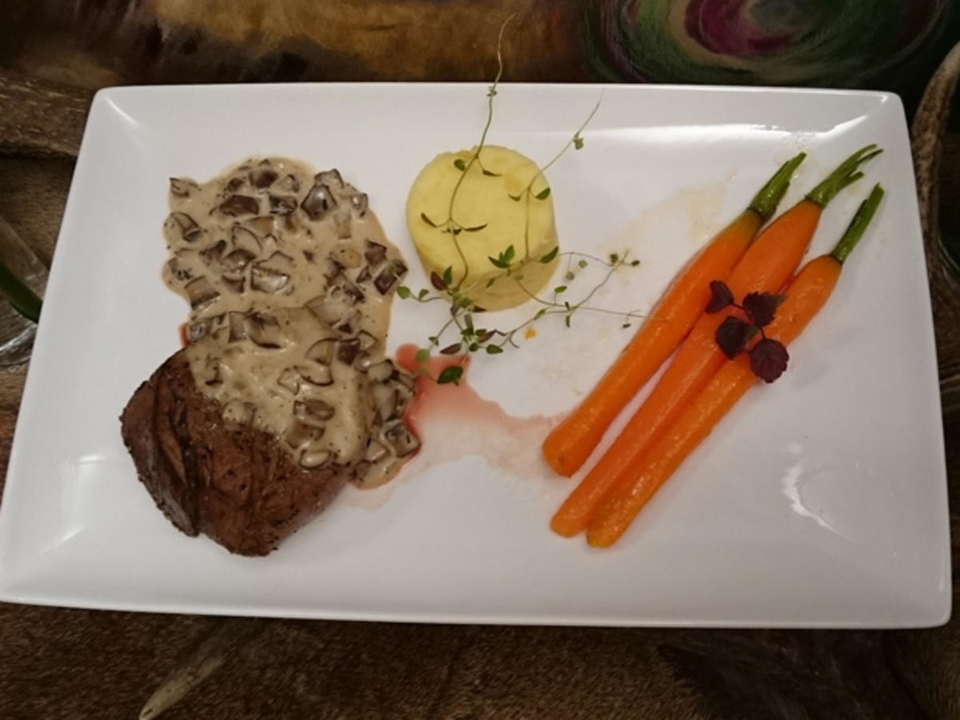Rinderfilet an einer Champignon-Thymiansoße, Kartoffelstampf & glacierten Möhrchen