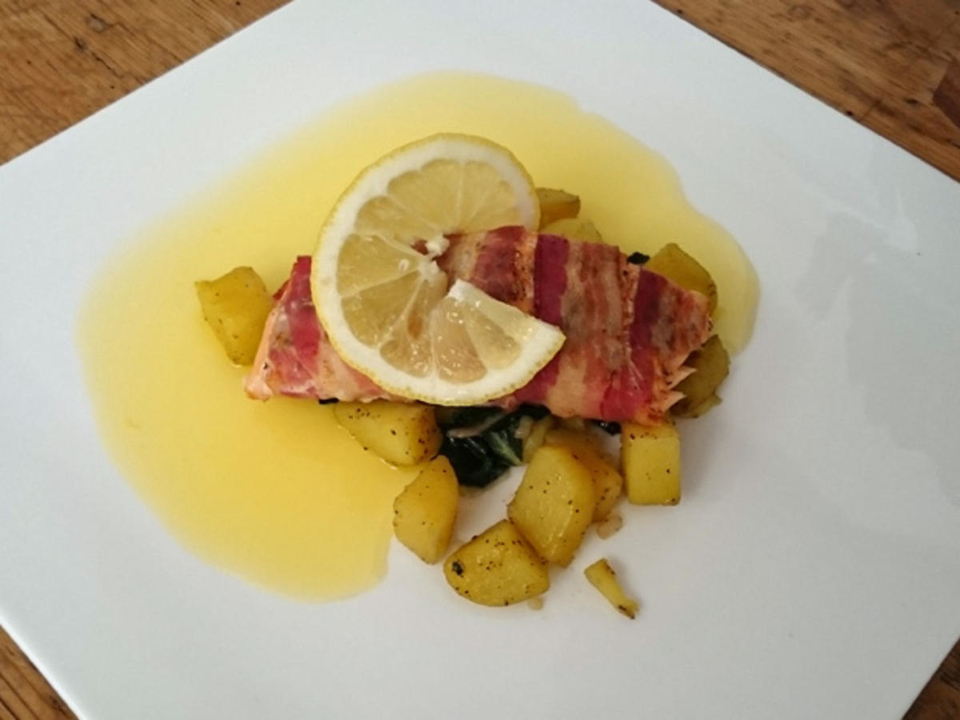 Lachs im Baconmantel mit Mangold und Kartoffel