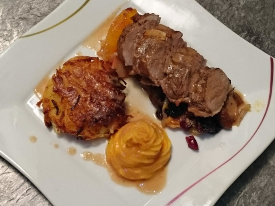 Im Bratschlauch gebratene Entenbrust auf Früchten