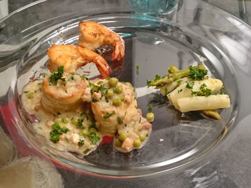 Verschiedene Fisch-Mini-Königs-Pasteten mit gebratenen Garnelen und Feldsalat