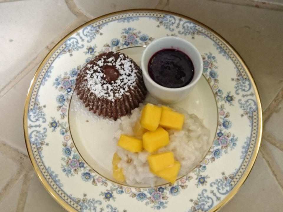 Schoko-Soufflée mit flüssigem Kern, Mango-Milchreis und Beerenjus