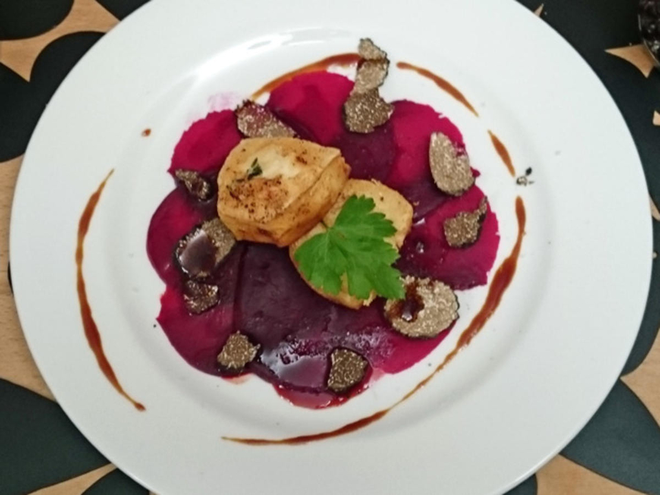 Rote-Bete Capriccio mit karamellisiertem Ziegenkäse und Trüffel