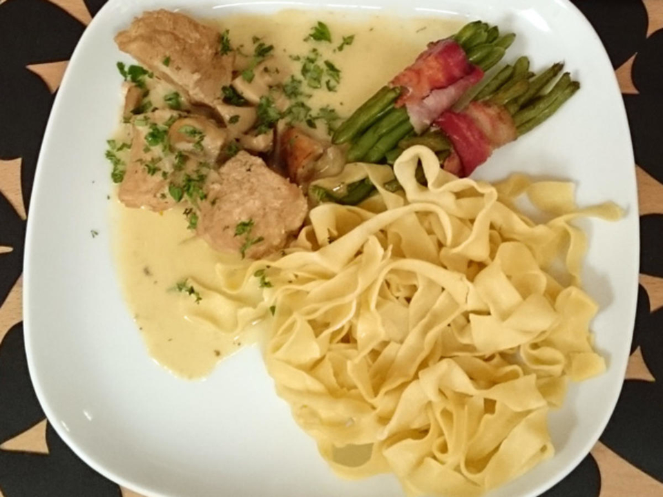 Blanquette de Veau mit Bohnen im Speckmantel und Nudeln