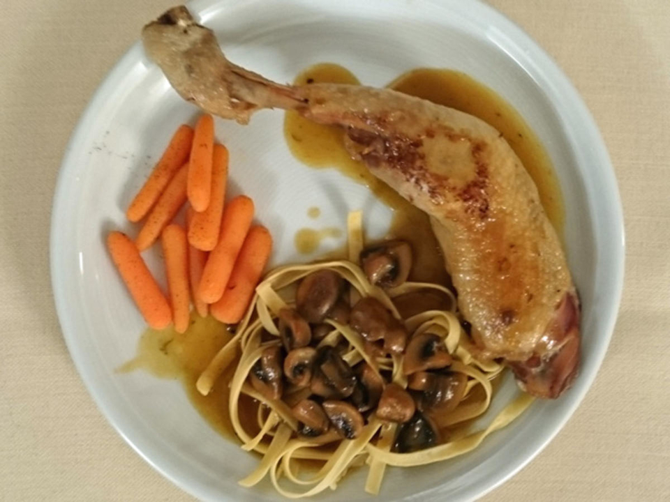 Coq au Riesling an Bandnudeln und Vanille-Karotten