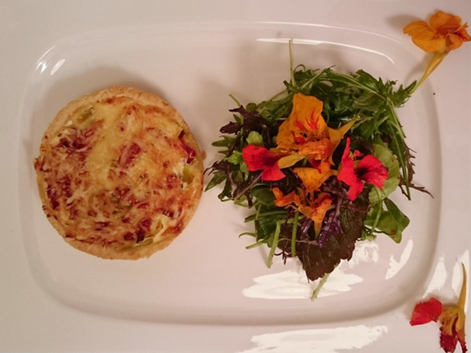 Lauchquiche an Wildkräutersalat