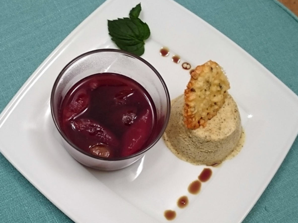 Kürbiskernparfait mit heißen Rotweinzwetschgen
