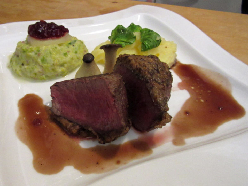 Hirschkalbsrücken mit Spekulatiuskruste und Rosenkohlstampf