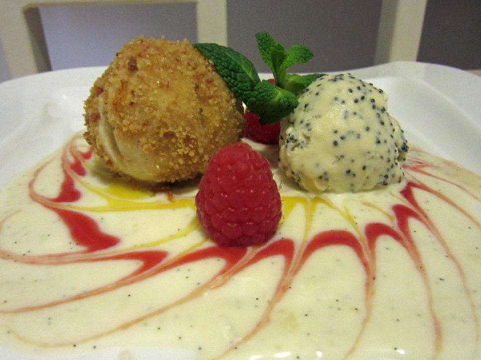 Gefüllter Topfenknödel mit Mohneis