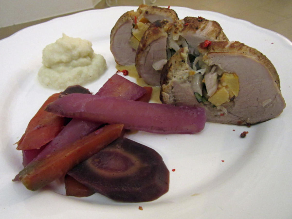 Gefülltes Schweinefilet mit Blumenkohl und Karotten