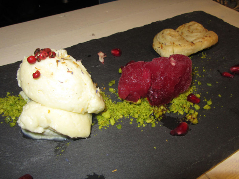 Schweineohren mit weißem Schokoladen-Blumenkohl-Mousse und Granatapfel-Sorbet
