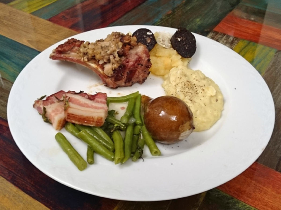 Sylter Lammkarree und warme Grützwurst mit Birnen, Bohnen und Speck und Püree