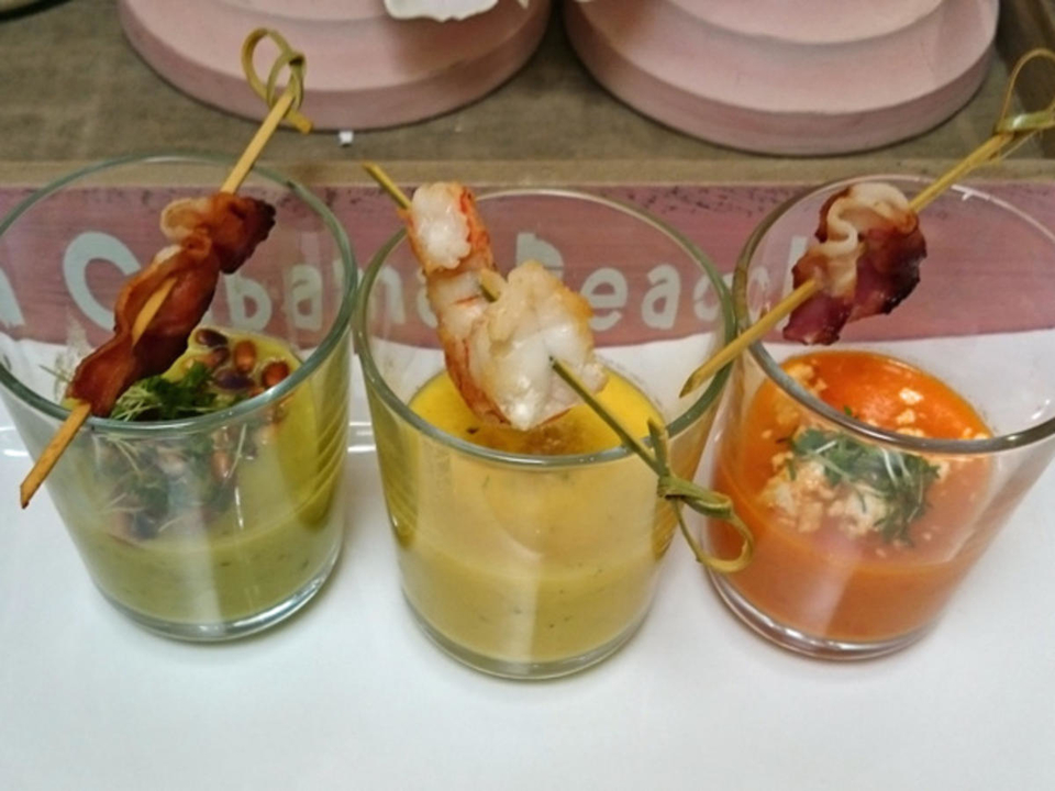 Dreierlei Paprika-Süppchen mit Crunchy Bacon und Scampi-Spieß