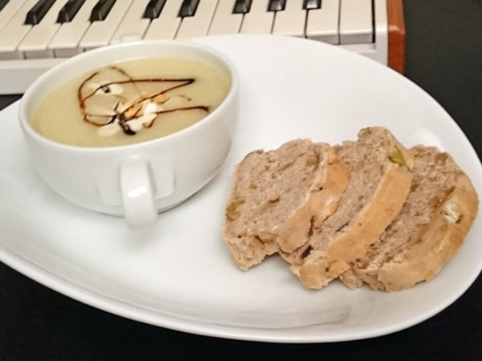 Pastinakensuppe mit Chili-Walnuss-Baguette
