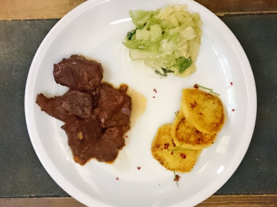 Smartes Rinderfilet mit Kartoffel-Pastinaken-Talern und Rahmwirsing