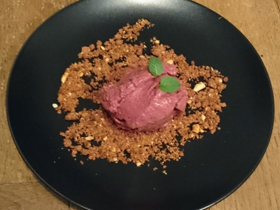 Rote Bete-Eis auf Erde