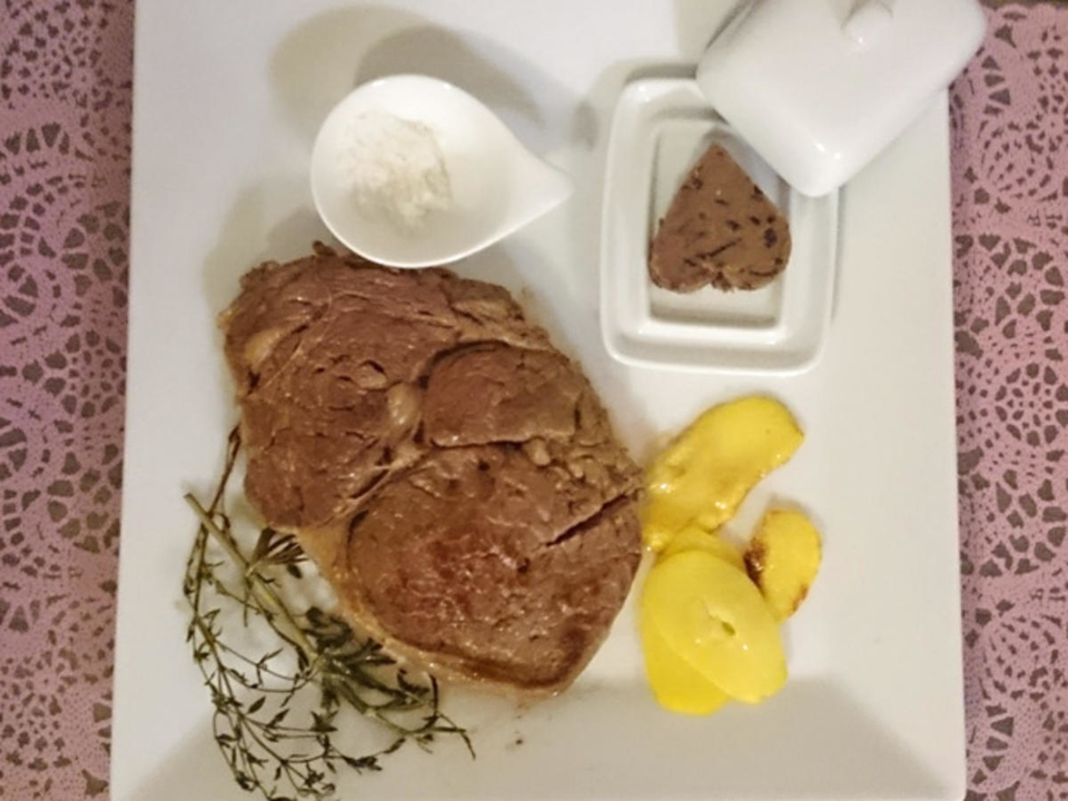 Entrecôte mit Kartoffelchips und Schalottenbutter
