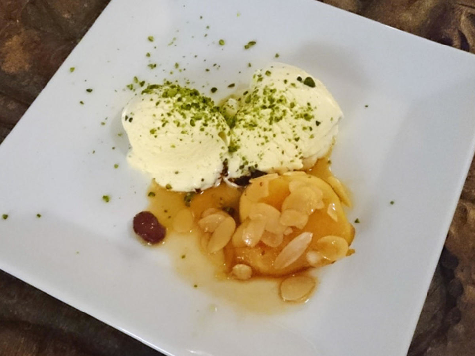 Karamellisierte Calvados-Äpfel mit Vanilleeis