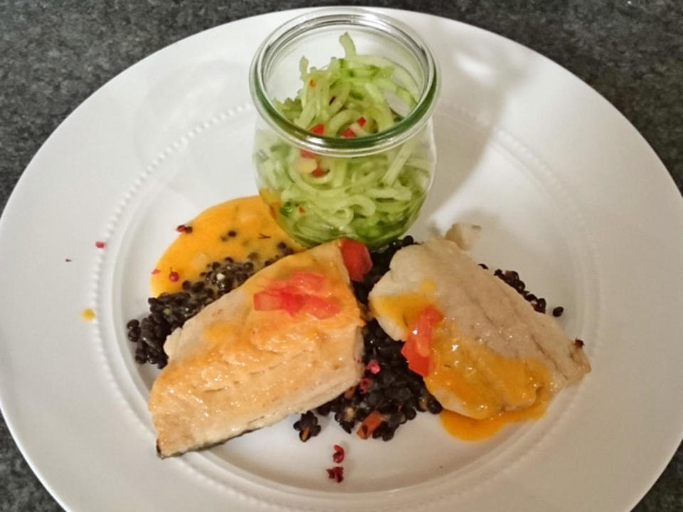 In Butter gebratene Fischfilets auf Linsengemüse und Chili-Gurken-Salat