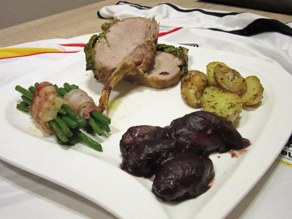 Ibérico im Kräutermantel mit Speckbohnen, Rosmarinkartoffeln und Rotweinscharlotten