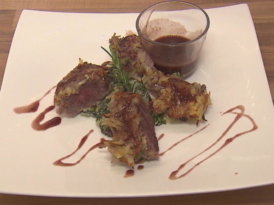 Lammrücken im Kartoffelmantel in Rosmarin-Jus mit Mangold