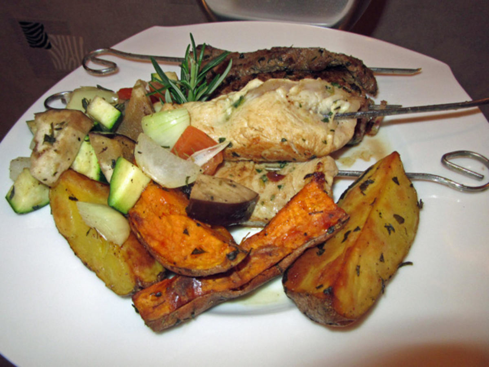 Souflaki mit viererlei Fleisch, Ofengemüse und Ofenkartoffeln