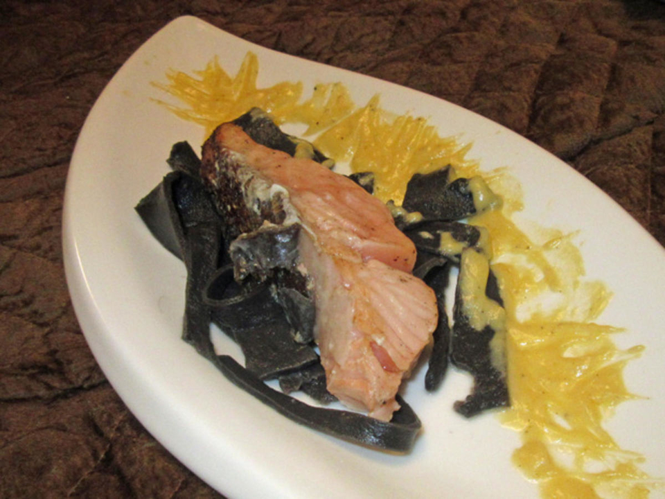 Lachs auf Sepia-Bandnudeln
