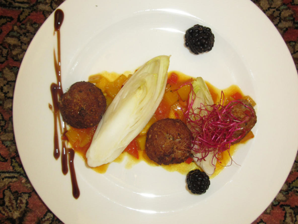 Gebackene Hähnchen-Pralinen mit Mango-Papaya-Salsa und mariniertem Chicorée