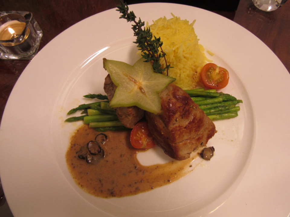 Kalbsfilet mit Safran-Reis und Thai-Spargel an Trüffelsauce
