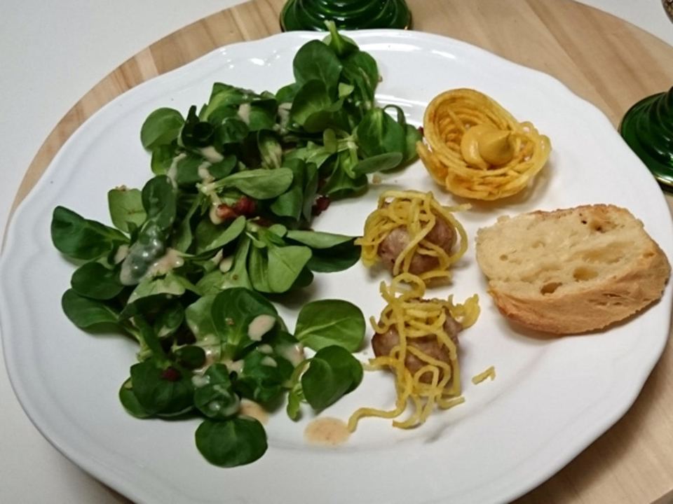 Mausöhrlesalat mit karamellisierten Walnüssen und Bratwurstpralinen