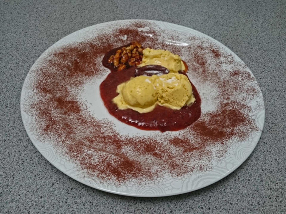 Zwetschgenbrei mit Vanilleeis