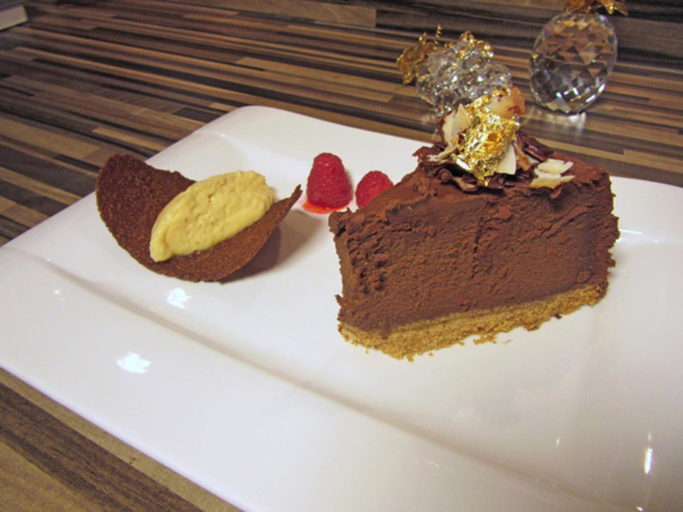 Schokoladen Cheesecake mit Krokant und Passionsfrucht