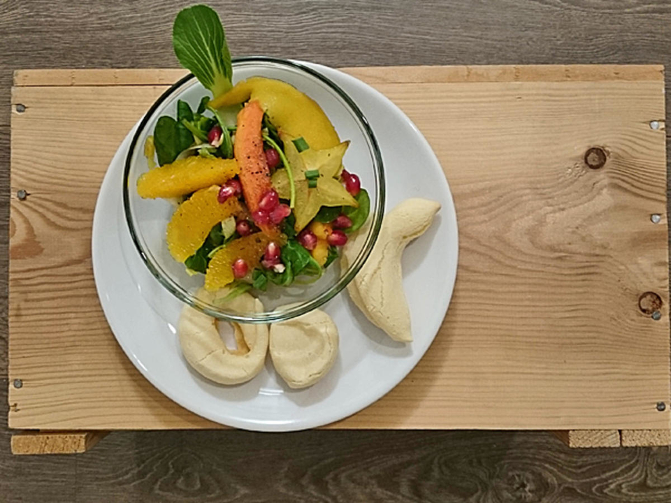 Kleiner Salat mit frischen Früchten, dazu Pan de Queso