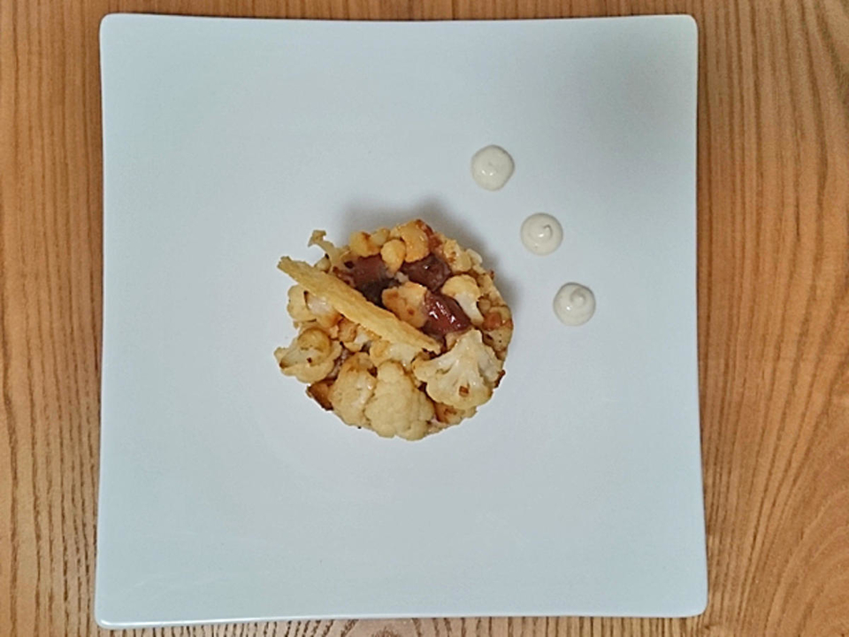 Cremiges Mandelcouscous mit Ras el Haout, Blumenkohl und Datteln