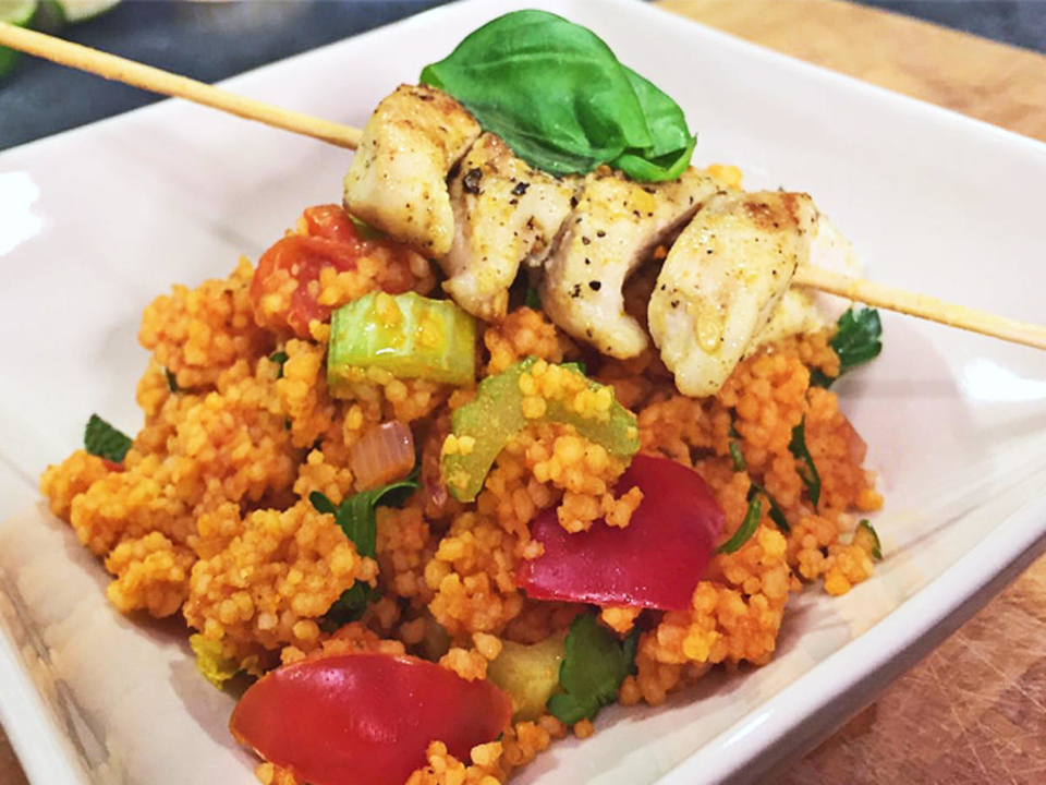 Couscous Salat mit einem Hähnchenbrust Spieß