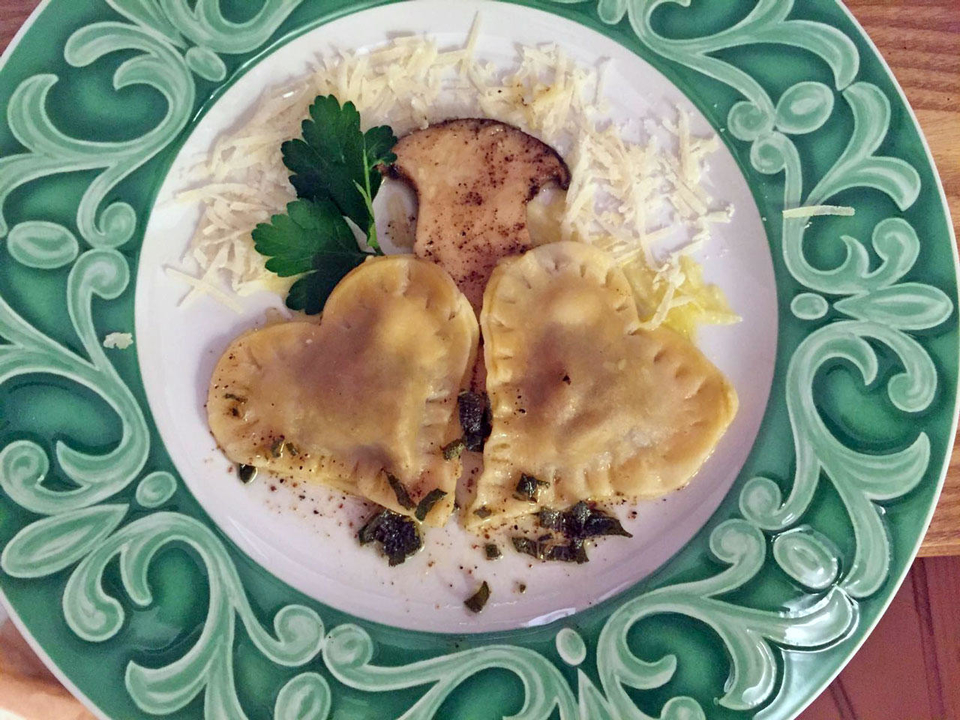 Hausgemachte Ravioli mit Steinpilz-Ricotta-Füllung in Salbeibutter