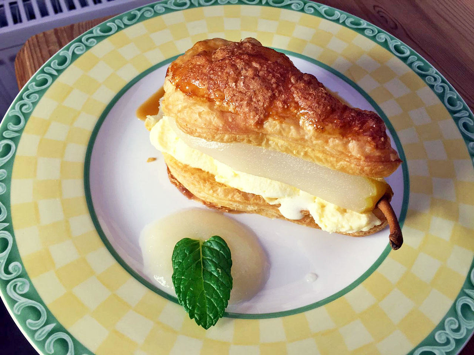 Birne in Krokant-Blätterteig mit Karamellsoße