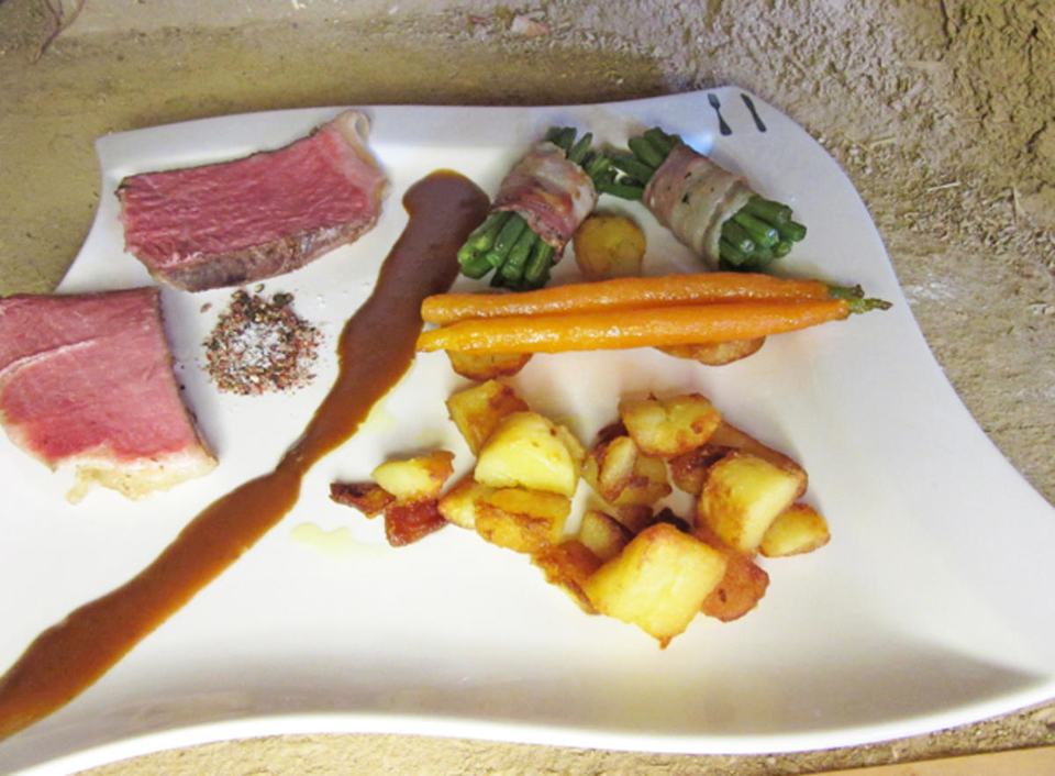 Bio-Tomahawk-Steak mit Bratkartoffeln und Gemüse