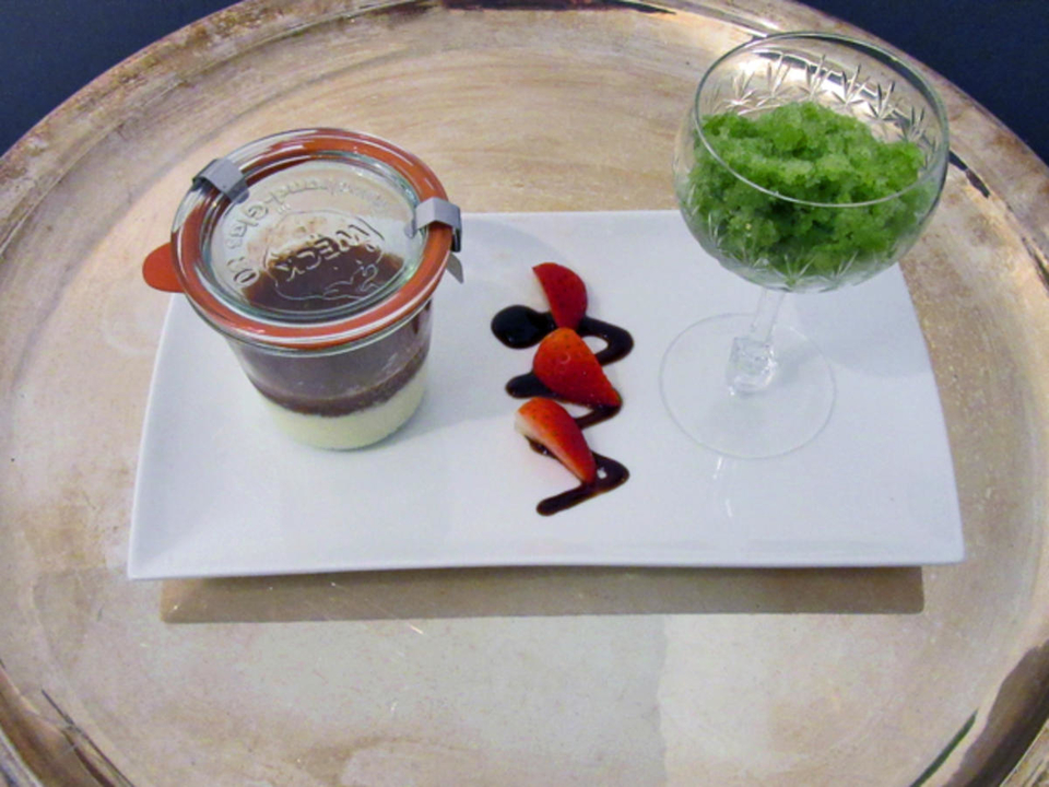 Panna Cotta mit Erdbeer Basilikum Mus und Basilikumsorbet