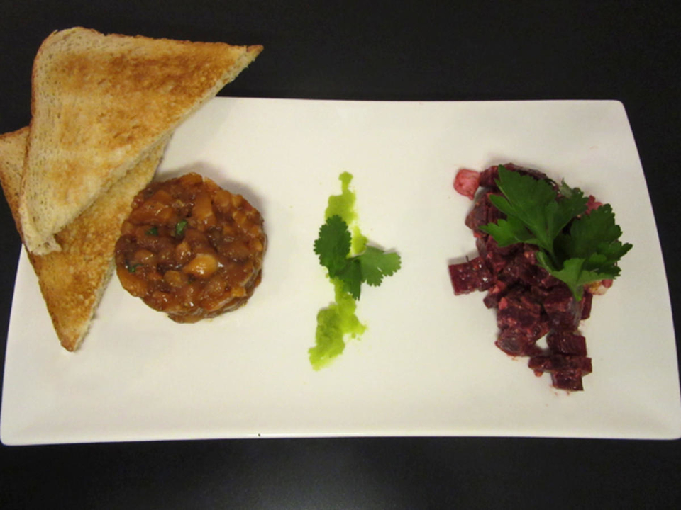 Asiatisches Lachstatar mit Limette und Rote Bete Salat