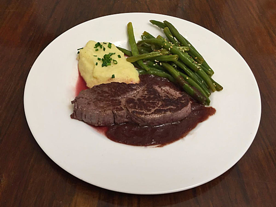 Straußenfillets Oudtshoorn, cremiges Sellerie-Kartoffel-Püree und grüne Busch-Bohnen