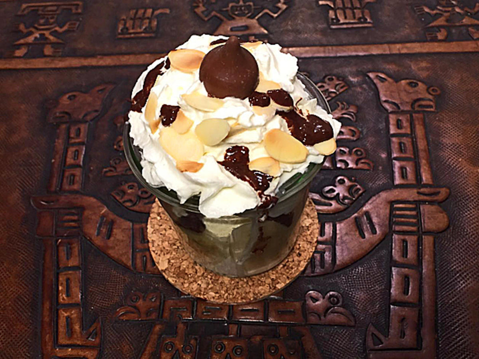 Bananensplit mit Vanille- und Bananeneis im Glas