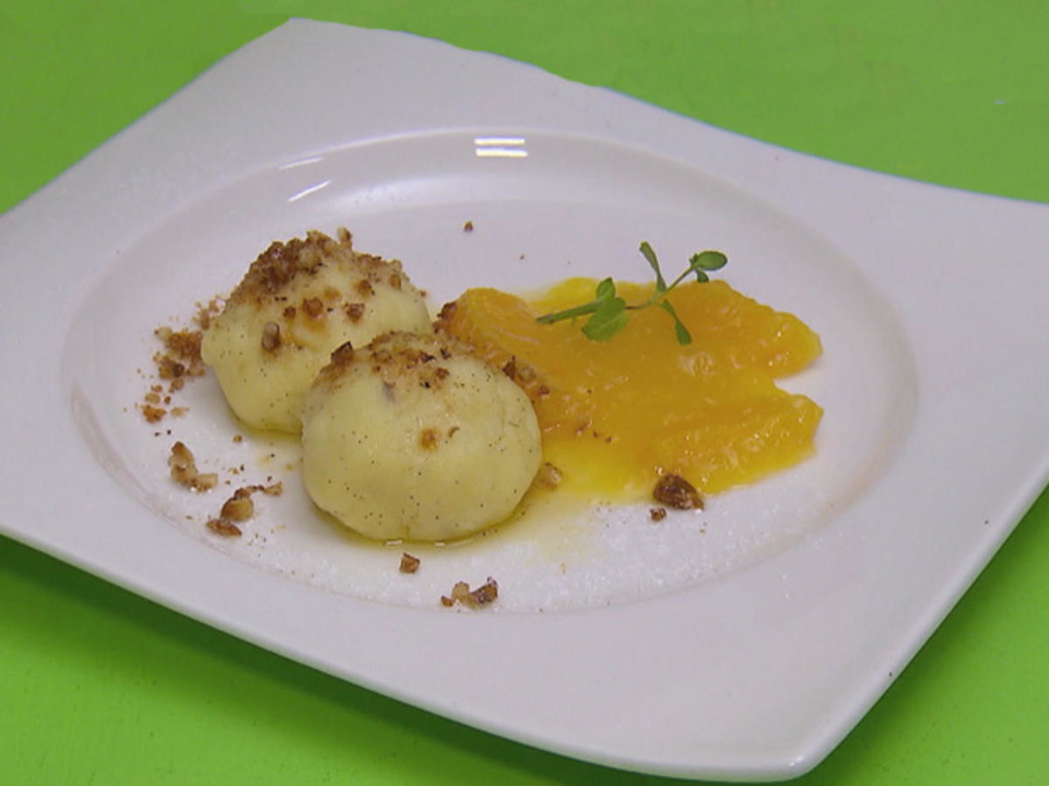 Grießknödel mit Orangenragout
