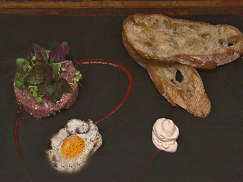 Beef Tatar mit Wachtelei, Micro Salat und Schalottencreme