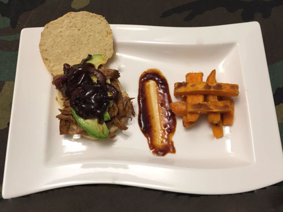 Pulled Pork vom Iberischen Schwein auf Briochebrötchen mit Avocado und Zwiebeln