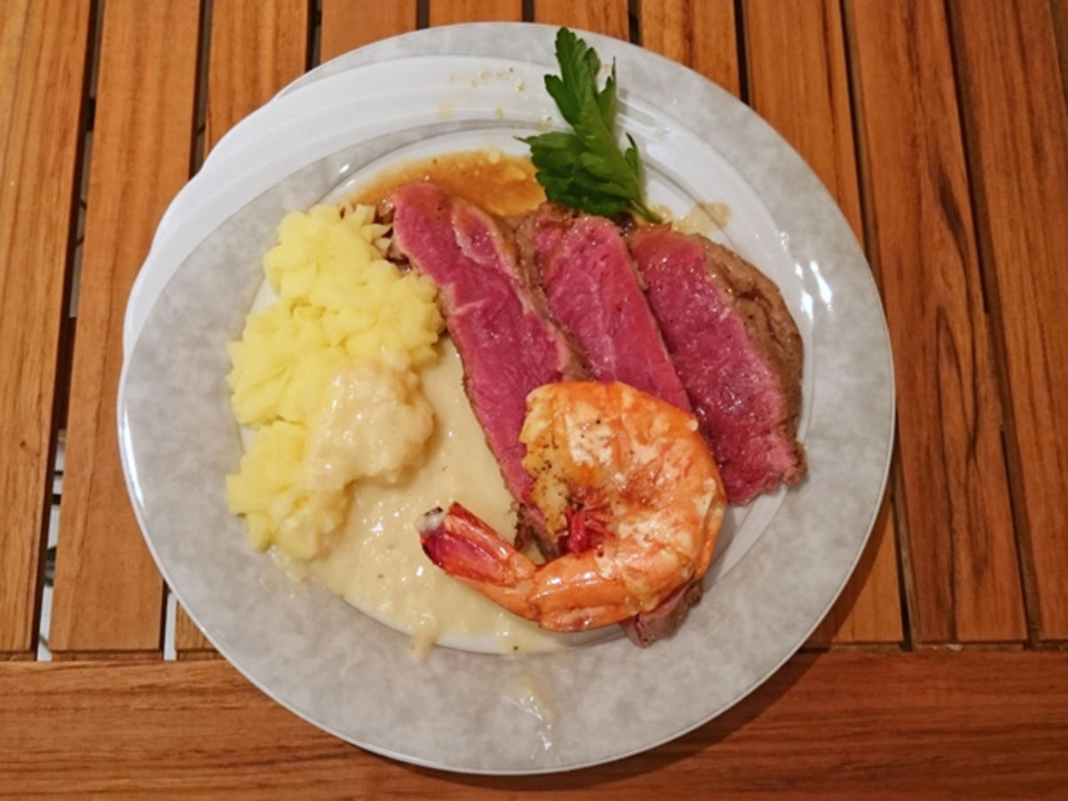 Prime Rip Kings Cut mit Langusten Schwanz, Stampfkartoffeln, Bratensaft und Meerrettich