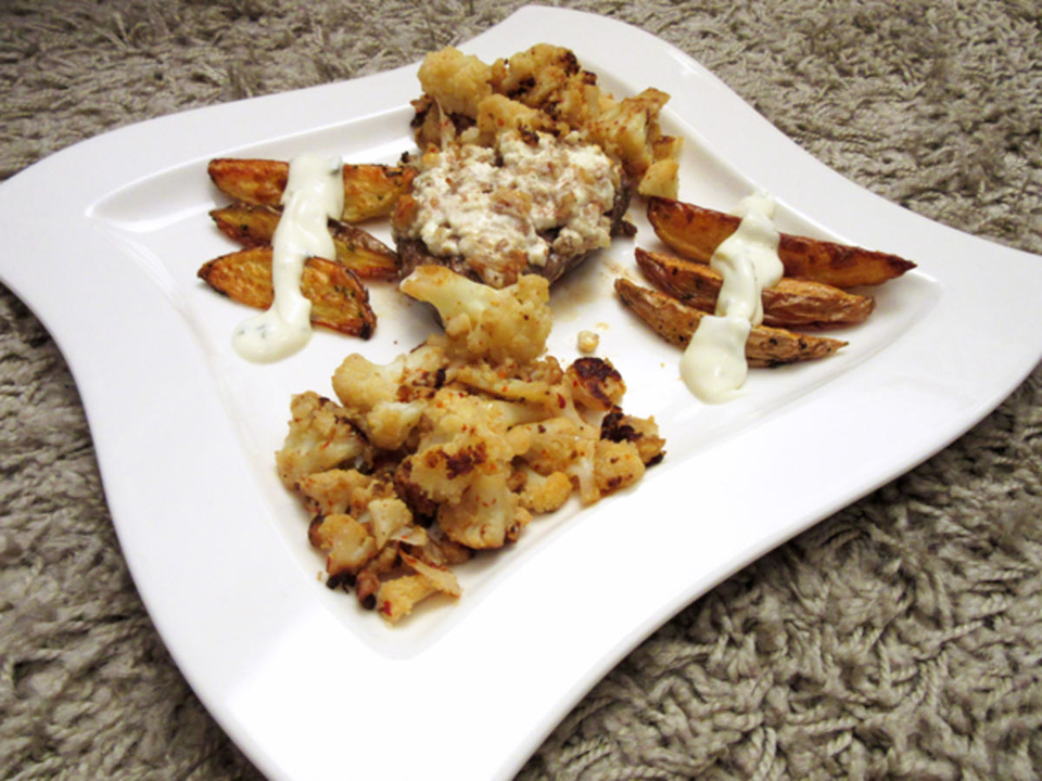 Steak mit Feta-Walnuss-Kruste zu geröstetem Blumenkohl