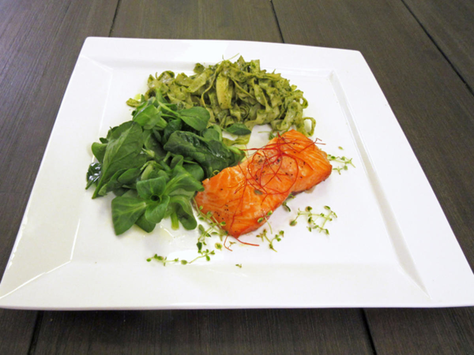 Auf Zedernbrett gegrillter Lachs an frischen Bandnudeln und Salat